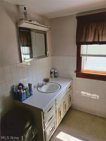 966 W Hopocan Avenue, Barberton, OH 44203