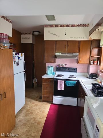 966 W Hopocan Avenue, Barberton, OH 44203