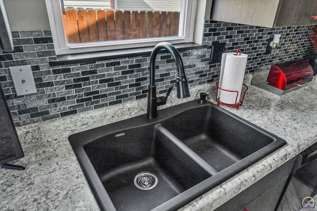 7413 SW 25th ST, Topeka, KS 66614