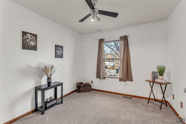 7413 SW 25th ST, Topeka, KS 66614