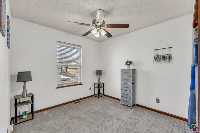 7413 SW 25th ST, Topeka, KS 66614