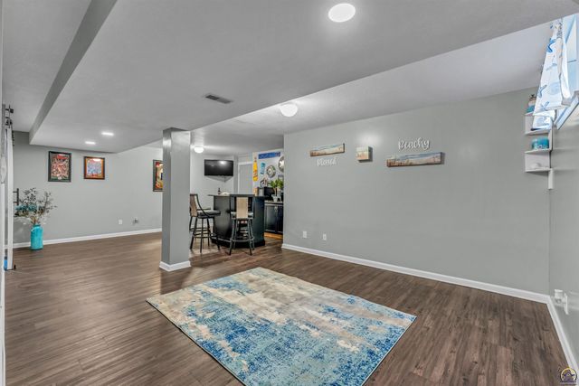 7413 SW 25th ST, Topeka, KS 66614