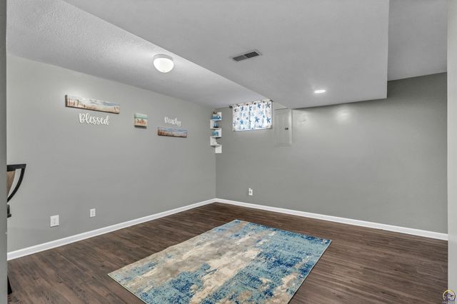 7413 SW 25th ST, Topeka, KS 66614