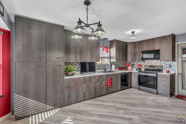 7413 SW 25th ST, Topeka, KS 66614