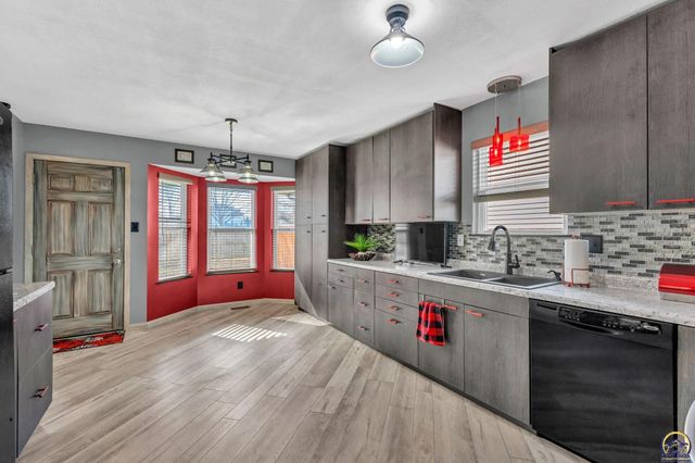 7413 SW 25th ST, Topeka, KS 66614