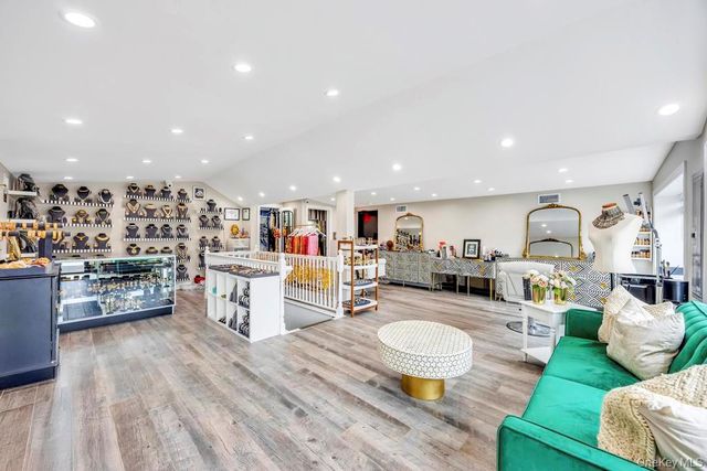 51 N Broadway, Hicksville, NY 11801