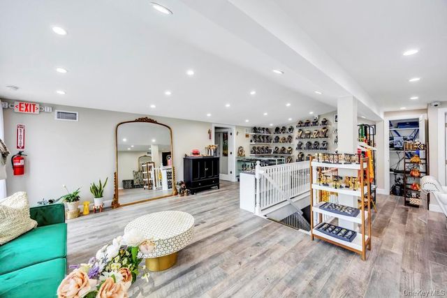 51 N Broadway, Hicksville, NY 11801