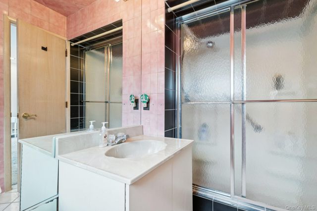 16 Fox Hollow Ridings Road, Northport, NY 11768