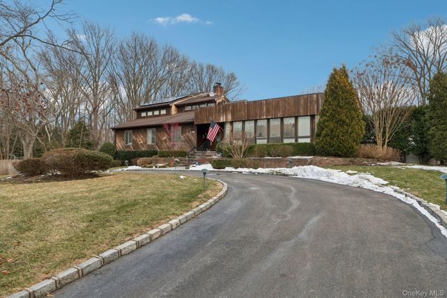 16 Fox Hollow Ridings Road, Northport, NY 11768