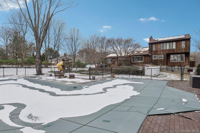 16 Fox Hollow Ridings Road, Northport, NY 11768