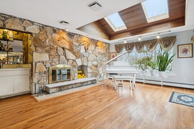 16 Fox Hollow Ridings Road, Northport, NY 11768