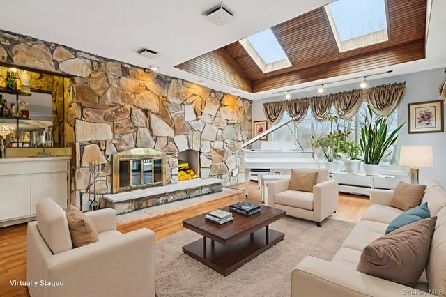 16 Fox Hollow Ridings Road, Northport, NY 11768