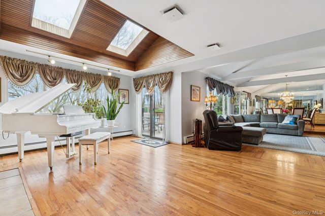 16 Fox Hollow Ridings Road, Northport, NY 11768