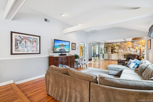 16 Fox Hollow Ridings Road, Northport, NY 11768