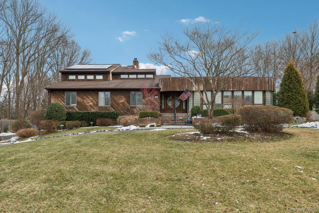 16 Fox Hollow Ridings Road, Northport, NY 11768