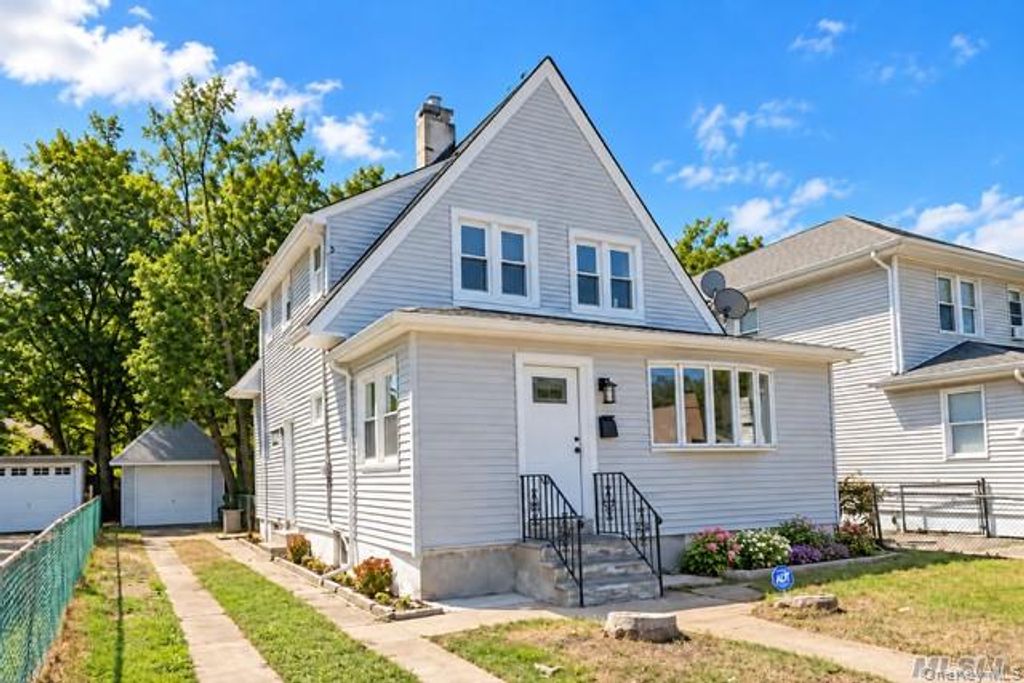 8 Frazier Street, Hempstead, NY 11550