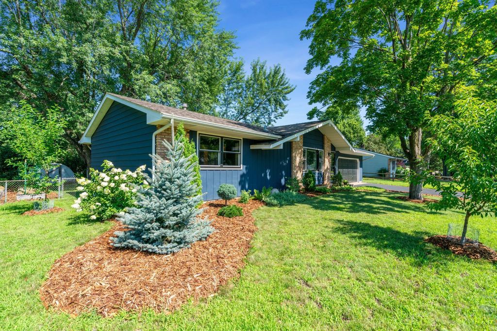 4775 Victoria Street N, Shoreview, MN 55126