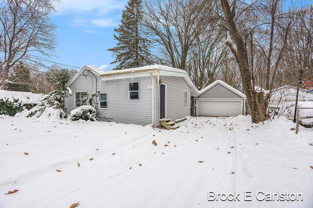 923 Wilson Avenue, Norton Shores City, MI 49441