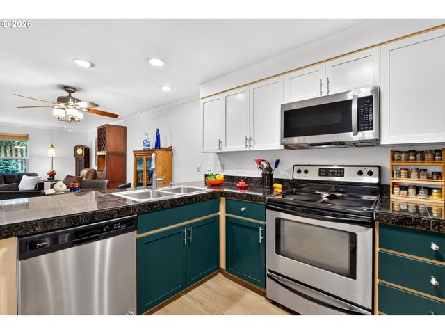 3926 CARMAN Dr, Lake Oswego, OR 97035