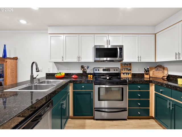 3926 CARMAN Dr, Lake Oswego, OR 97035