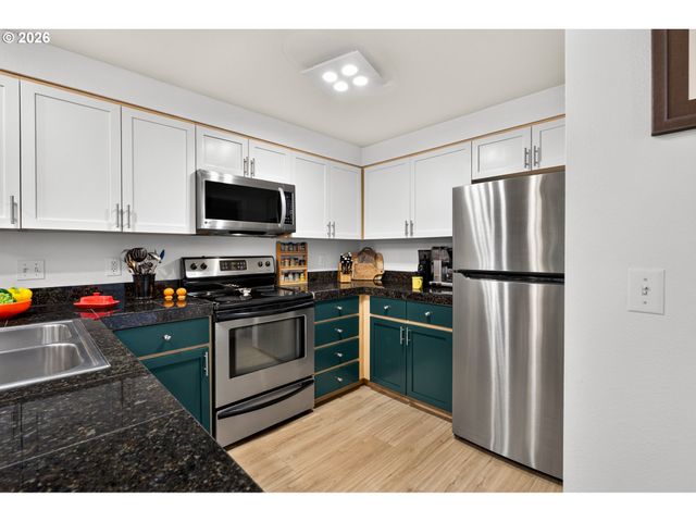 3926 CARMAN Dr, Lake Oswego, OR 97035