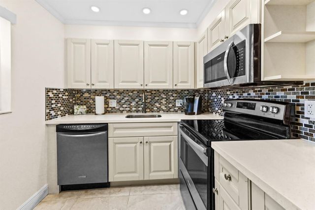 205 Flanders E, Delray Beach, FL 33484