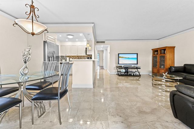 205 Flanders E, Delray Beach, FL 33484