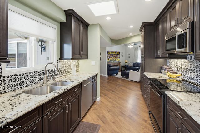 10305 W HUTTON Drive, Sun City, AZ 85351