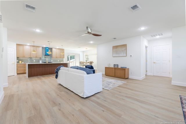 106 Irvington, San Antonio, TX 78209