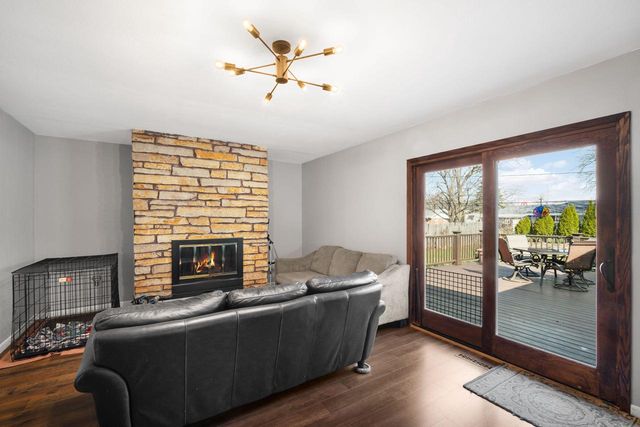 1230 Fox Point DRIVE, Waukesha, WI 53189