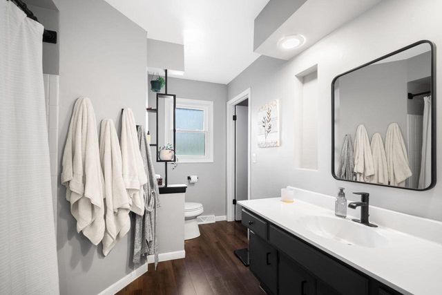 1230 Fox Point DRIVE, Waukesha, WI 53189