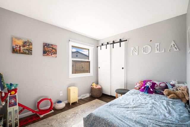 1230 Fox Point DRIVE, Waukesha, WI 53189