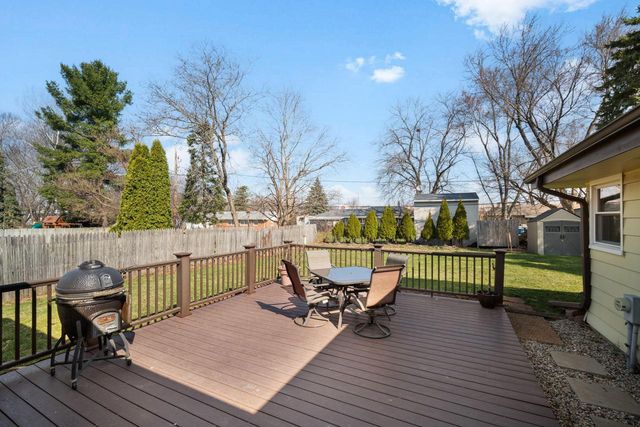 1230 Fox Point DRIVE, Waukesha, WI 53189