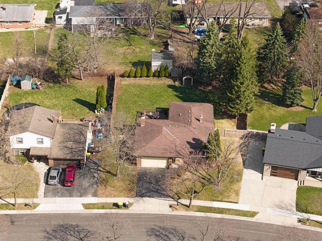 1230 Fox Point DRIVE, Waukesha, WI 53189