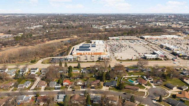 1230 Fox Point DRIVE, Waukesha, WI 53189