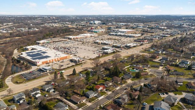 1230 Fox Point DRIVE, Waukesha, WI 53189