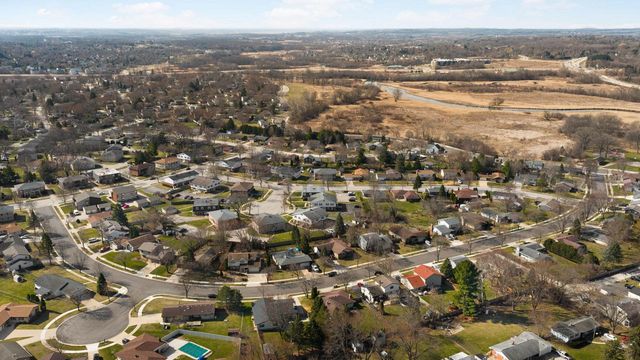 1230 Fox Point DRIVE, Waukesha, WI 53189