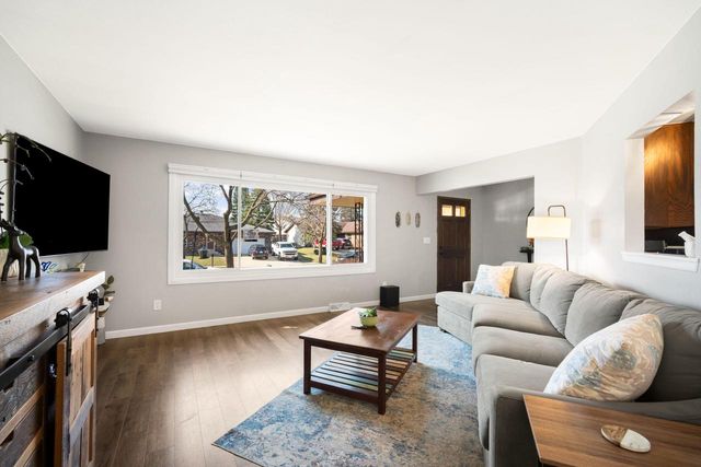 1230 Fox Point DRIVE, Waukesha, WI 53189