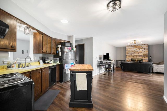 1230 Fox Point DRIVE, Waukesha, WI 53189