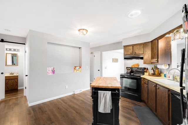 1230 Fox Point DRIVE, Waukesha, WI 53189