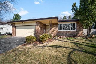 1230 Fox Point DRIVE, Waukesha, WI 53189