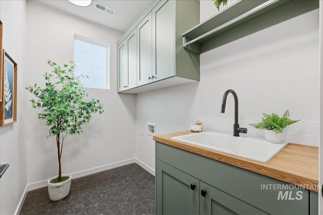 8149 N Breezy Ave, Boise, ID 83714