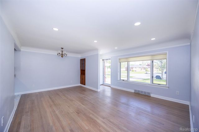 5646 Cambourne Road, Dearborn Heights, MI 48127