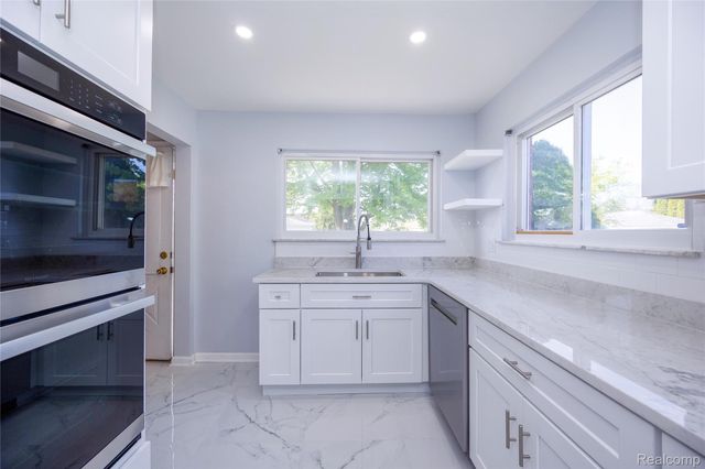 5646 Cambourne Road, Dearborn Heights, MI 48127