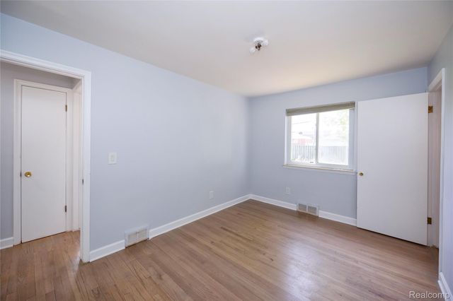 5646 Cambourne Road, Dearborn Heights, MI 48127