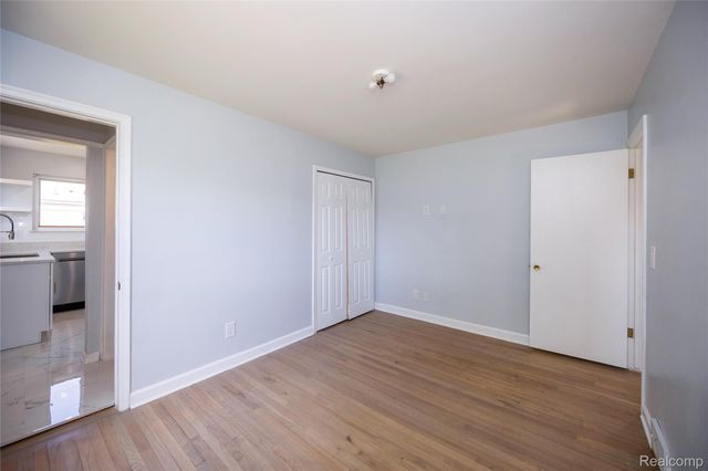 5646 Cambourne Road, Dearborn Heights, MI 48127