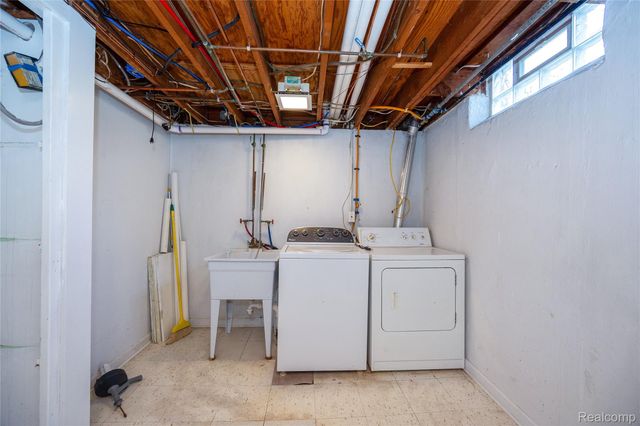 5646 Cambourne Road, Dearborn Heights, MI 48127