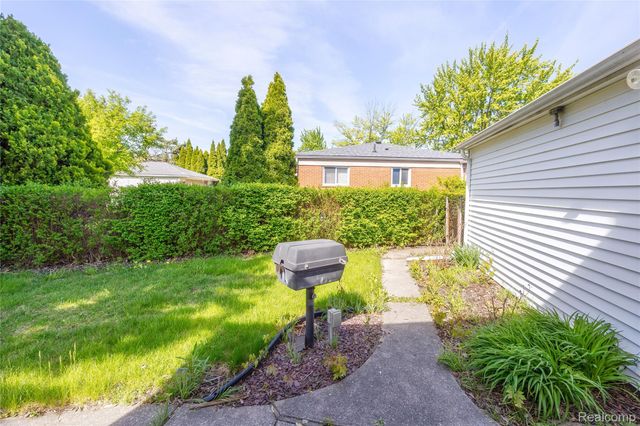 5646 Cambourne Road, Dearborn Heights, MI 48127