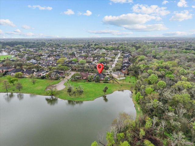 318 Green Oaks Drive, League City, TX 77573