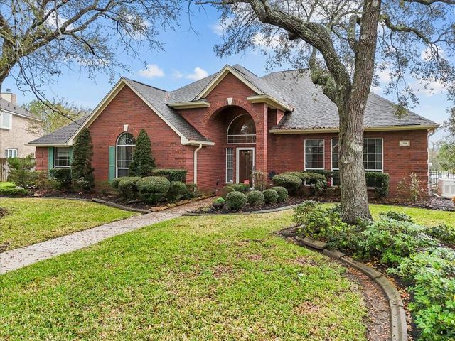 318 Green Oaks Drive, League City, TX 77573